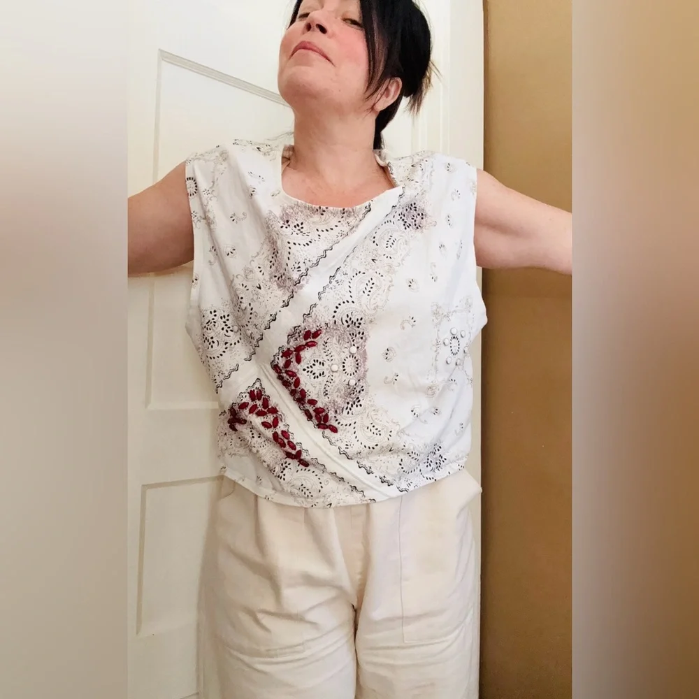 Henna-like print on comfortable white cotton with beaded details Boxy fit - Picture 3 of 6